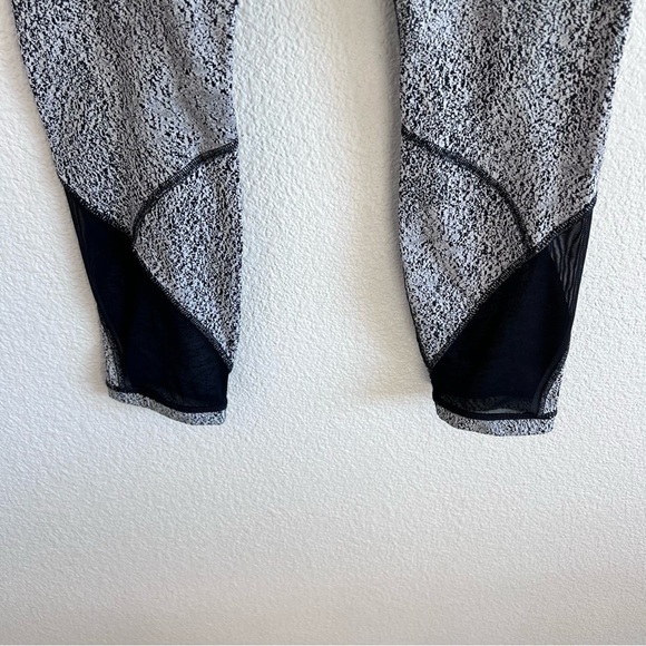 Lululemon Outrun Tight
Power Luxtreme Spray Jacquard White Black / Black - Picture 3 of 6
